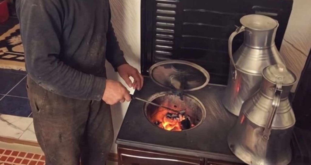 Polonya'da bir tamirci sobasında odun yerine market çöreği yakarak ısındı
